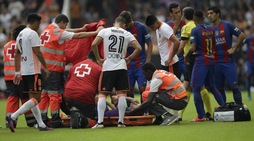 Liga, Barcellona: le immagini del gravissimo infortunio di Iniesta