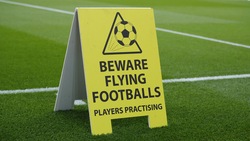 Il cartello segnaletico sul campo del Liverpool: "Attenti a..."