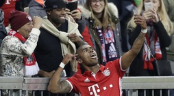 Bayern, Douglas Costa come Totti: gol e selfie con i tifosi