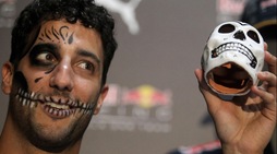 Formula 1: Ricciardo si traveste per Halloween, le immagini