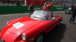 Formula 1, GP Messico: il giro d'onore di Vettel sull'Alfa Duetto