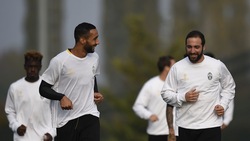 FOTO Juve, Benatia e Higuain preparano la Champions con il...sorriso