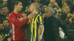 Ibrahimovic prende Kjaer per il collo. Mou prova a dividerli