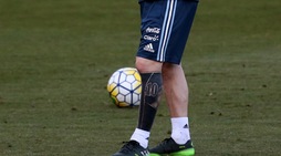 Messi esagerato, il nuovo tatuaggio è un calzettone