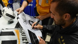 Juventus, Chiellini firma autografi allo store di Milano