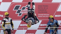 Moto 2, vittoria con capriola per Zarco