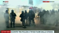 Scontri tra polizia e tifosi a Bergamo dopo Atalanta-Roma