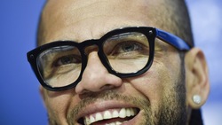 Dani Alves, occhiali e brillanti: che look a Siviglia!