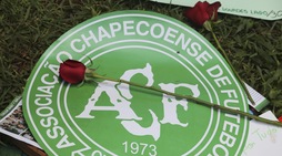 I tifosi della Chapecoense si radunano allo stadio dopo la tragedia