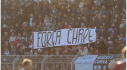 «Forza Chape!» Anche i tifosi della Lazio omaggiano le vittime di Medellin