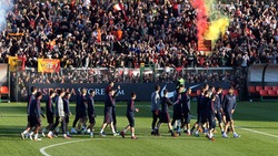 Roma, che festa dopo il derby! 4000 tifosi al Tre Fontane
