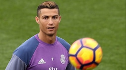 Capelli "in tinta" col Pallone d'Oro per Cristiano Ronaldo