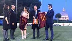 I reali di Svezia a Roma: visitano una scuola calcio