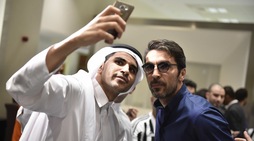 Grande accoglienza per la Juventus, autografi e foto all'aeroporto