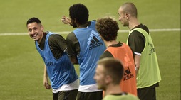 Esercizi e risate: il Milan si allena a Doha per la Supercoppa