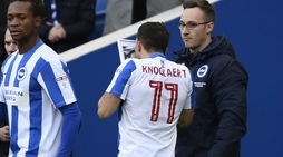 Lacrime Knockaert: segna e bacia la foto del papà scomparso