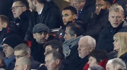 Guardiola spia il prossimo avversario: eccolo in tribuna per Liverpool-Stoke