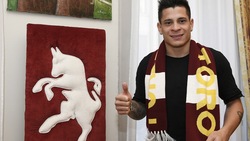 Iturbe con la sciarpa del Torino: firma e subito in campo