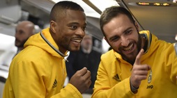 La Juventus vola a Doha: Higuain ed Evra, che sorrisi sull'aereo!