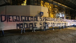 Ecco lo striscione degli ultrà del Napoli per Maradona