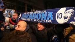 Napoli, tutti in coda per vedere Maradona