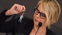 Festival di Sanremo: alla presentazione Conti diventa un portachiave