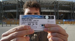 Napoli, è febbre Real: centinaia di tifosi in fila per i biglietti