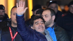 Maradona torna a Napoli, con i tifosi è subito festa
