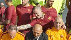 Roma, Nainggolan scherza al backstage della foto ufficiale
