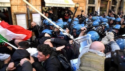 Taxi, tensione a Roma: scontri davanti alla sede del Pd