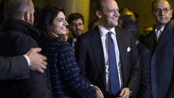 Stadio della Roma, la stretta di mano tra Raggi e Baldissoni