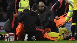 Paura Zarate: ossigeno e barella dopo l'infortunio al ginocchio