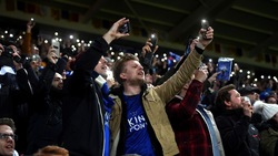 Ranieri esonerato, il tributo da brividi del King Power Stadium