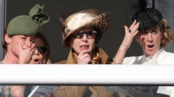 Look stravaganti e cappelli da urlo: che festa a Cheltenham!