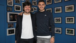 Inter, c'è Fabio De Luigi ad Appiano: foto e sorrisi con Pioli e Icardi