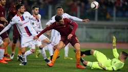 Europa League: Roma-Lione 2-1, Strootman e l'autogol non bastano