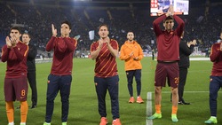 Roma, Totti e compagni salutano la Curva Sud