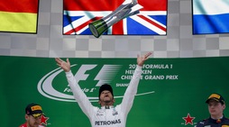 Che festa sul podio a Shanghai: Hamilton fa volare la coppa