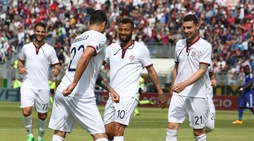 Cagliari in campo contro il Torino con la maglia dello scudetto