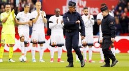 Psg-Montpellier: il calcio d'inizio dei poliziotti in onore dell'agente ucciso