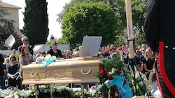 L'ultimo saluto a Scarponi: in 5 mila ai funerali