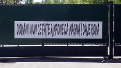 Roma, striscione a Trigoria per il derby