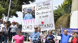 Giro d'Italia 100 nel nome di Scarponi: gli striscioni in suo ricordo