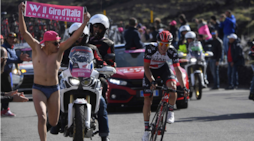 Giro d'Italia, l'invasione sull'Etna è in mutande