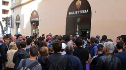 Totti day: file di tifosi per i biglietti di Roma-Genoa