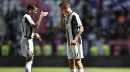 Juventus, l'esultanza di Dybala con Dani Alves