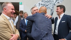 Spalletti, arrivo in bicicletta e abbraccio con Ancelotti