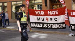 Europa League, i tifosi ricordano le vittime di Manchester