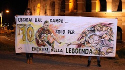 Roma, striscione al Colosseo per Totti