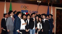 Totti, diploma e selfie con gli studenti